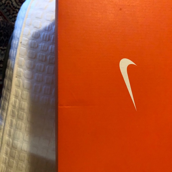 NEW 💗 Nike Track Sneakers - Picture 3 of 5